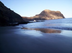 Roque de Antequera desde la Playa de Zápata
