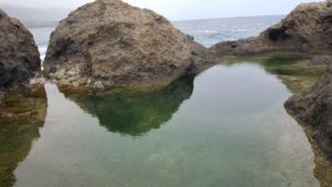 Charco a la derecha de Juan Centella que da directamente al mar